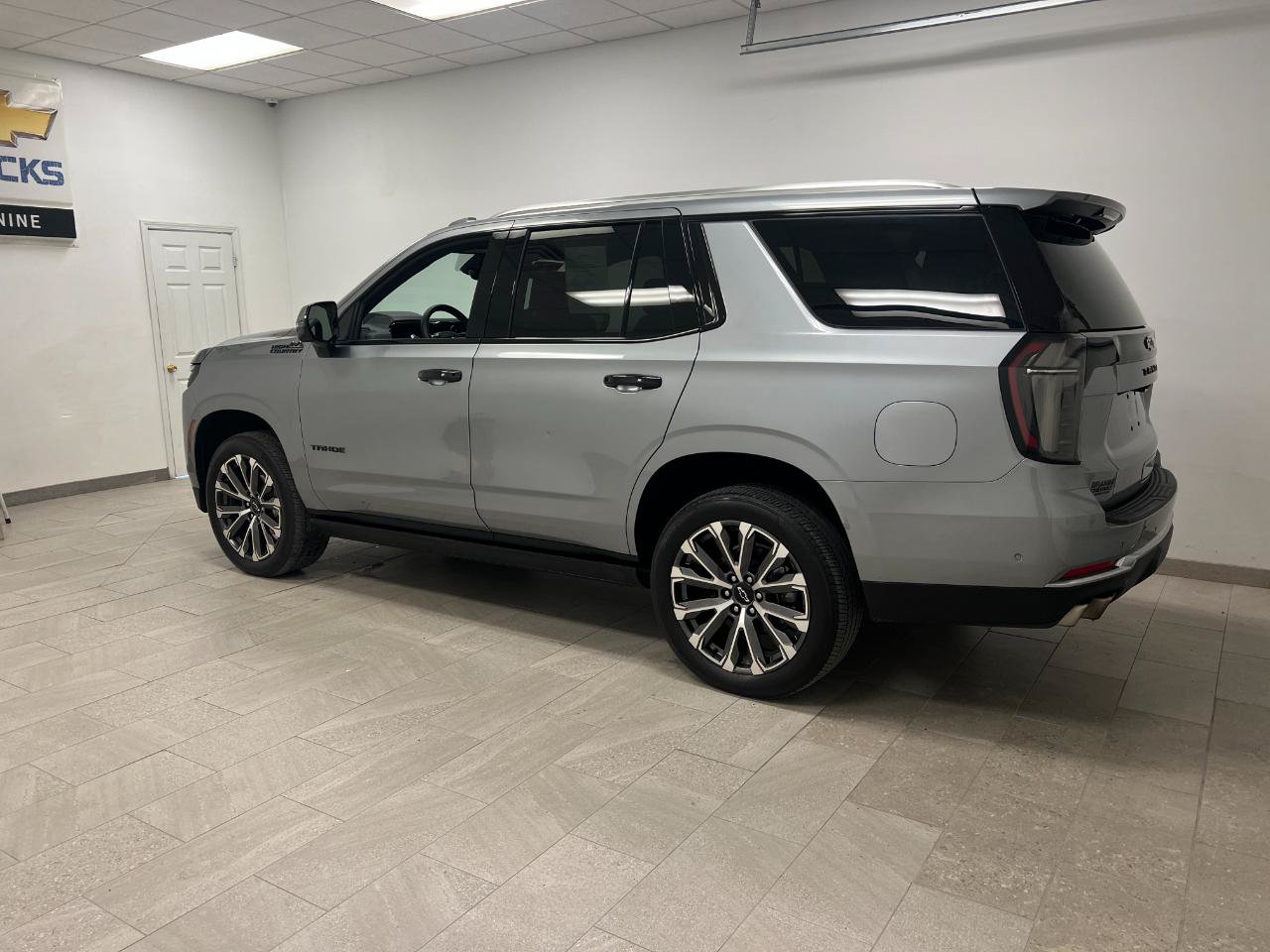 Used 2025 Chevrolet Tahoe High Country AWD/4WD image 9