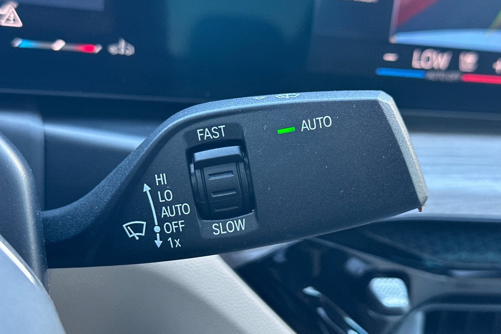 Used 2025 BMW 330i Sedan w/ Premium Package image 33