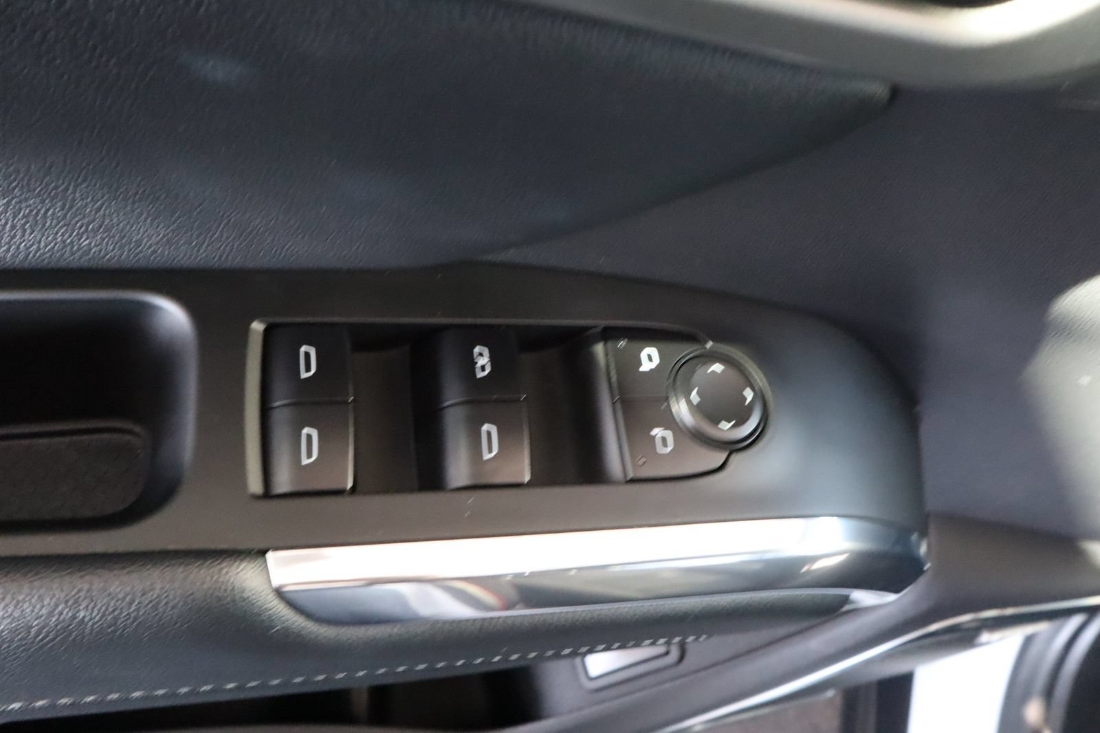 Used 2025 Chevrolet Traverse LT w/ Enhanced Driving Package AWD/4WD image 19