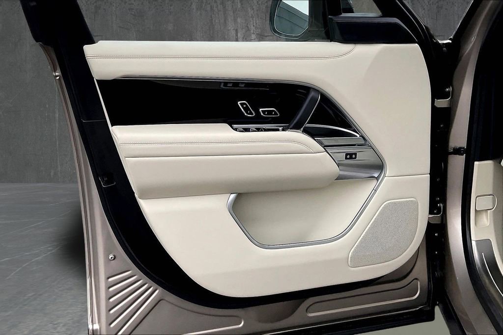 Used 2025 Land Rover Range Rover SE image 20