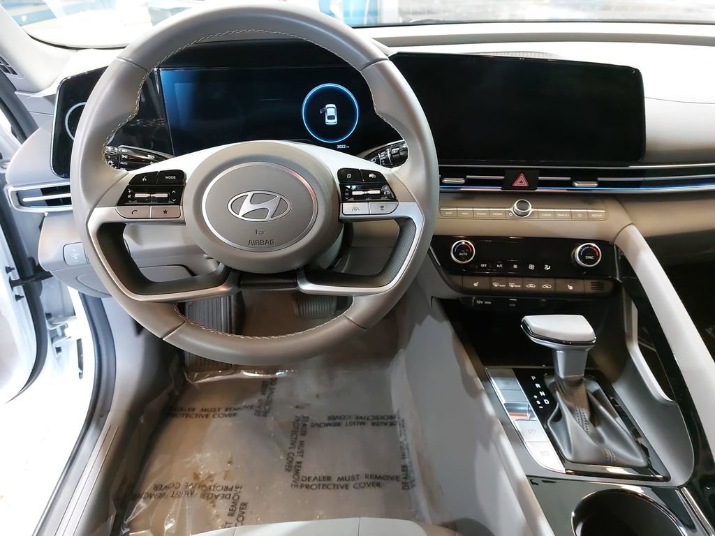 Certified 2025 Hyundai Elantra SEL image 17