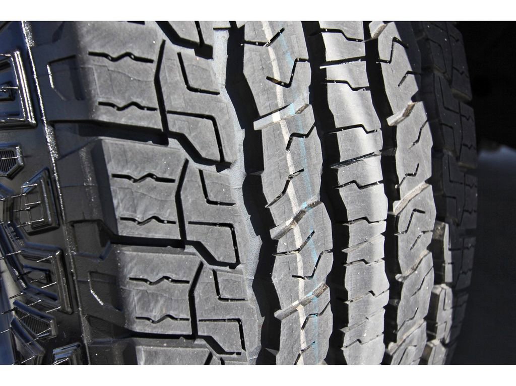 Used 2024 GMC Yukon AT4 w/ Technology Package image 32