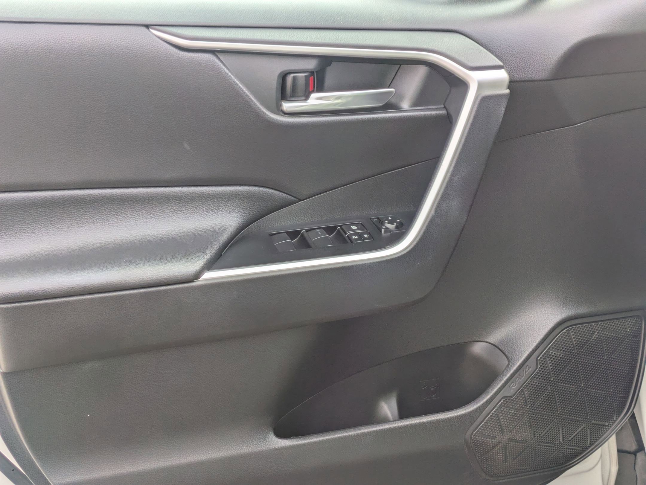 Used 2021 Toyota RAV4 XLE w/ Carpet Mat Package (TMS) image 13