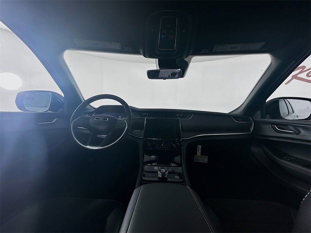 New 2025 Jeep Grand Cherokee Altitude image 9