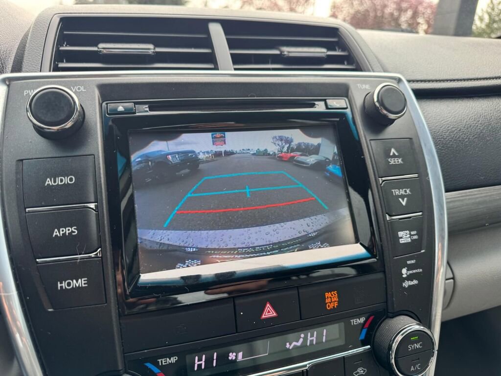 Used 2015 Toyota Camry XLE w/ Moonroof Package image 16