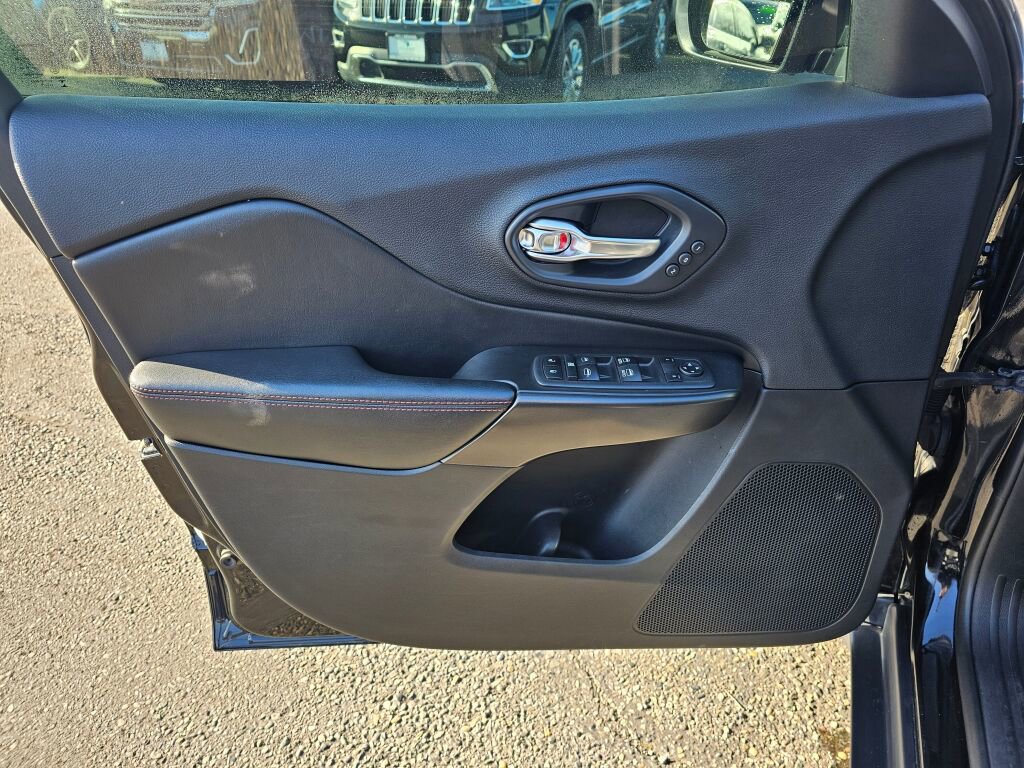 Used 2019 Jeep Cherokee Trailhawk image 20