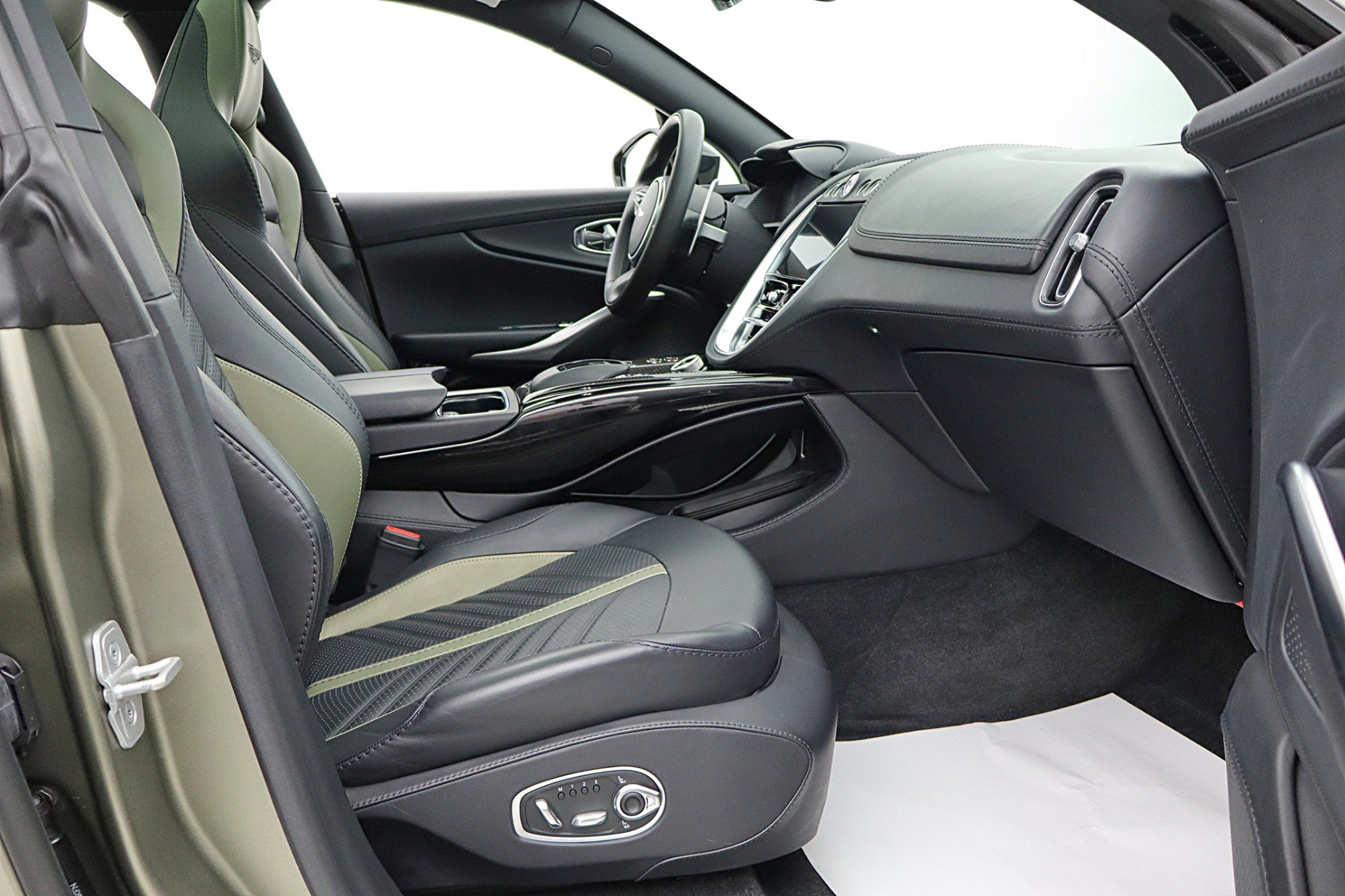 Used 2023 Aston Martin DBX 707 image 38