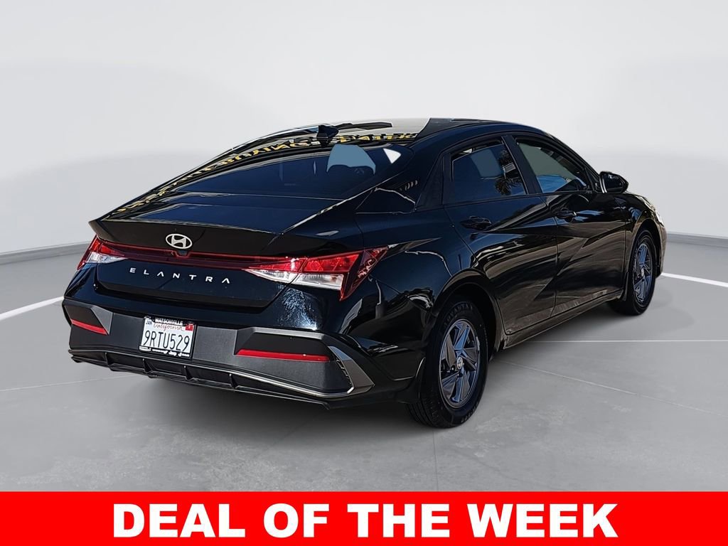 Used 2025 Hyundai Elantra SE image 3