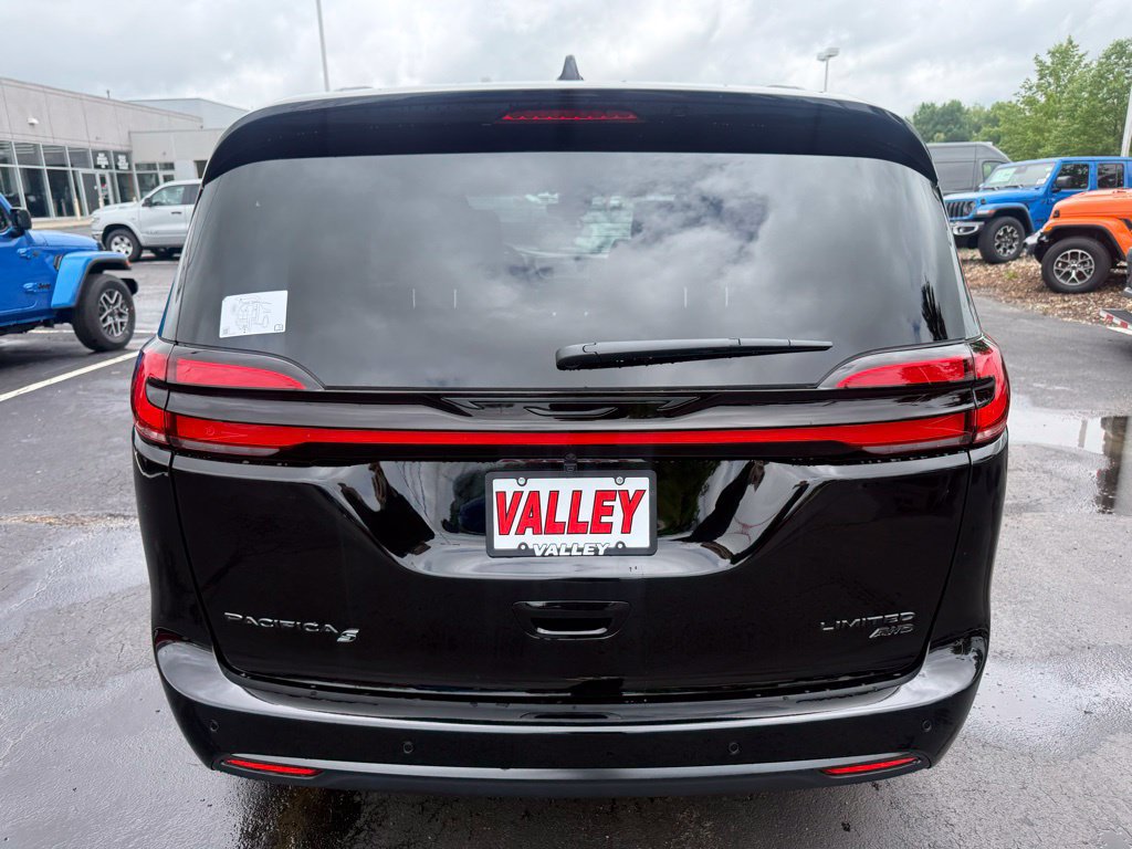 New 2027 Chrysler Pacifica Limited w/ Family Tech Group AWD/4WD image 5