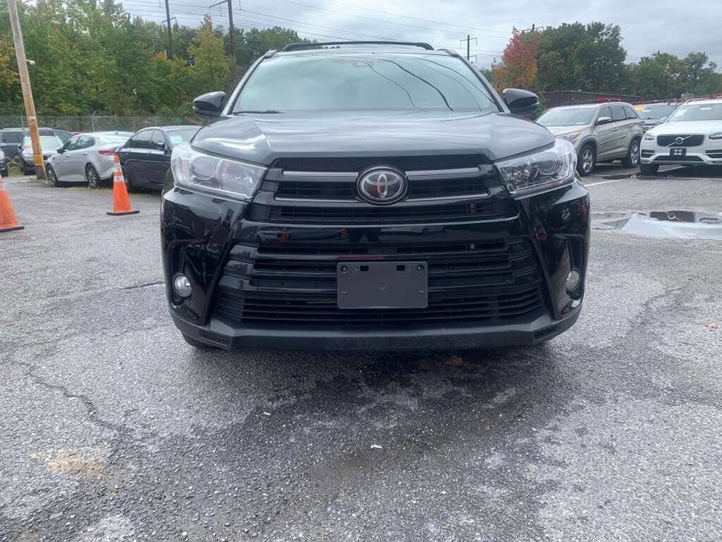 Used 2018 Toyota Highlander SE image 2