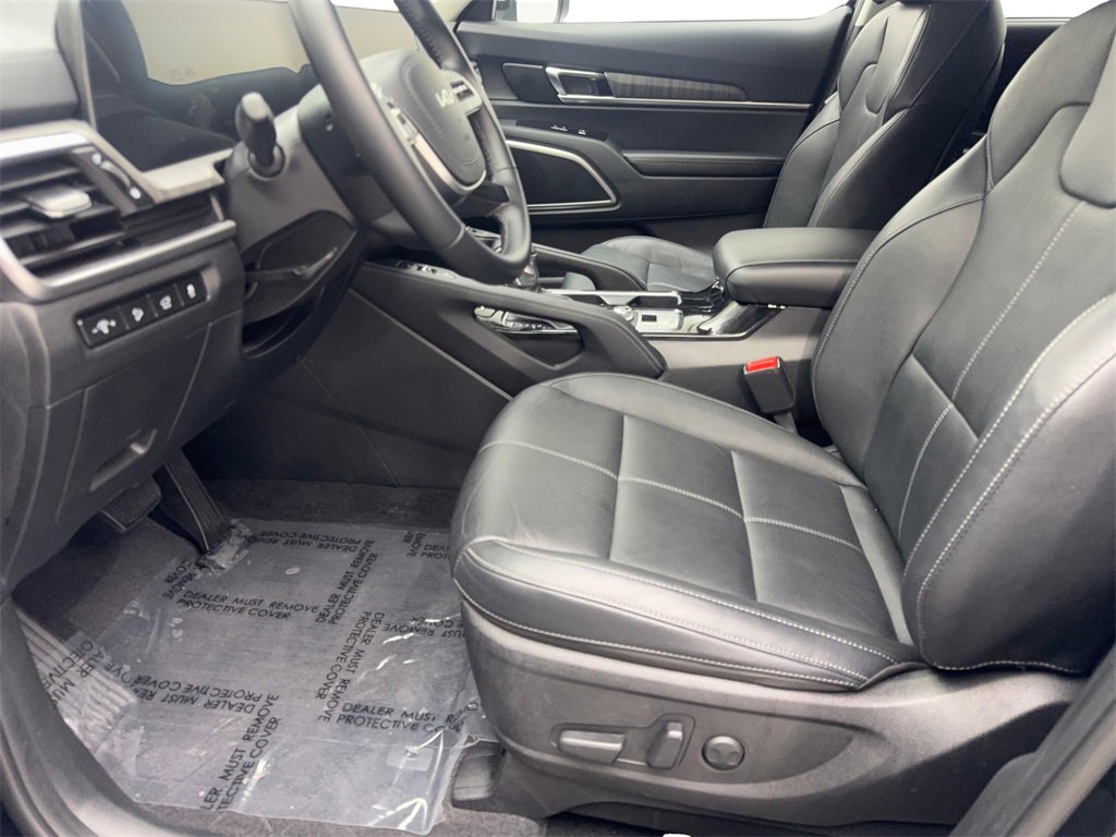 Used 2025 Kia Telluride EX w/ EX Captain's Chair Package image 25