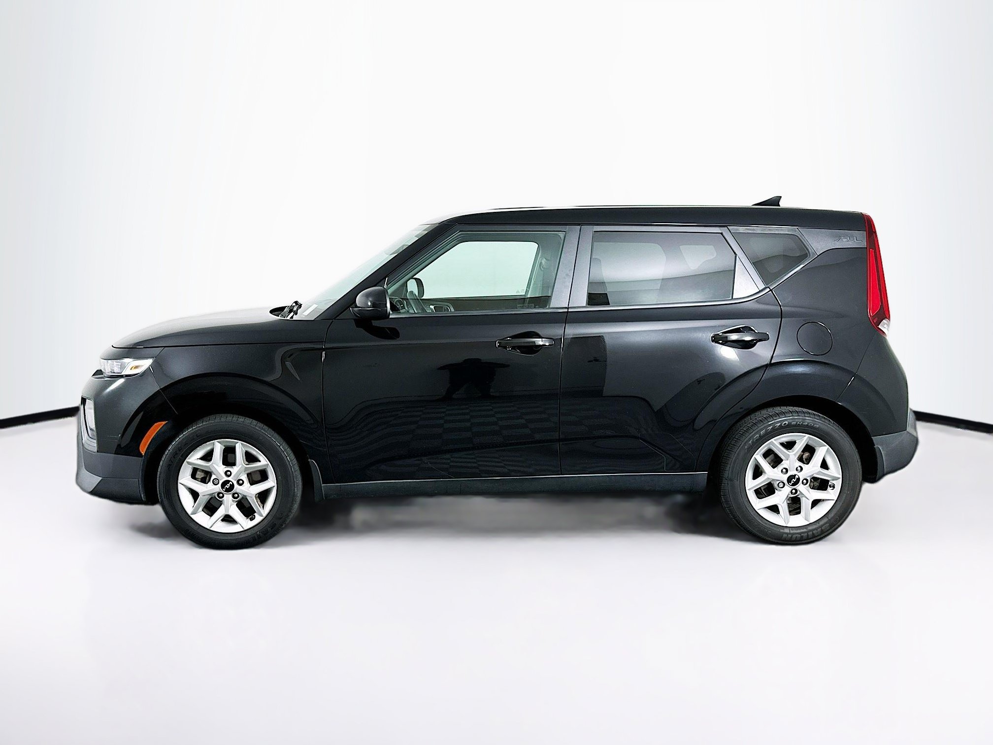 Used 2022 Kia Soul LX w/ Technology Package FWD image 4