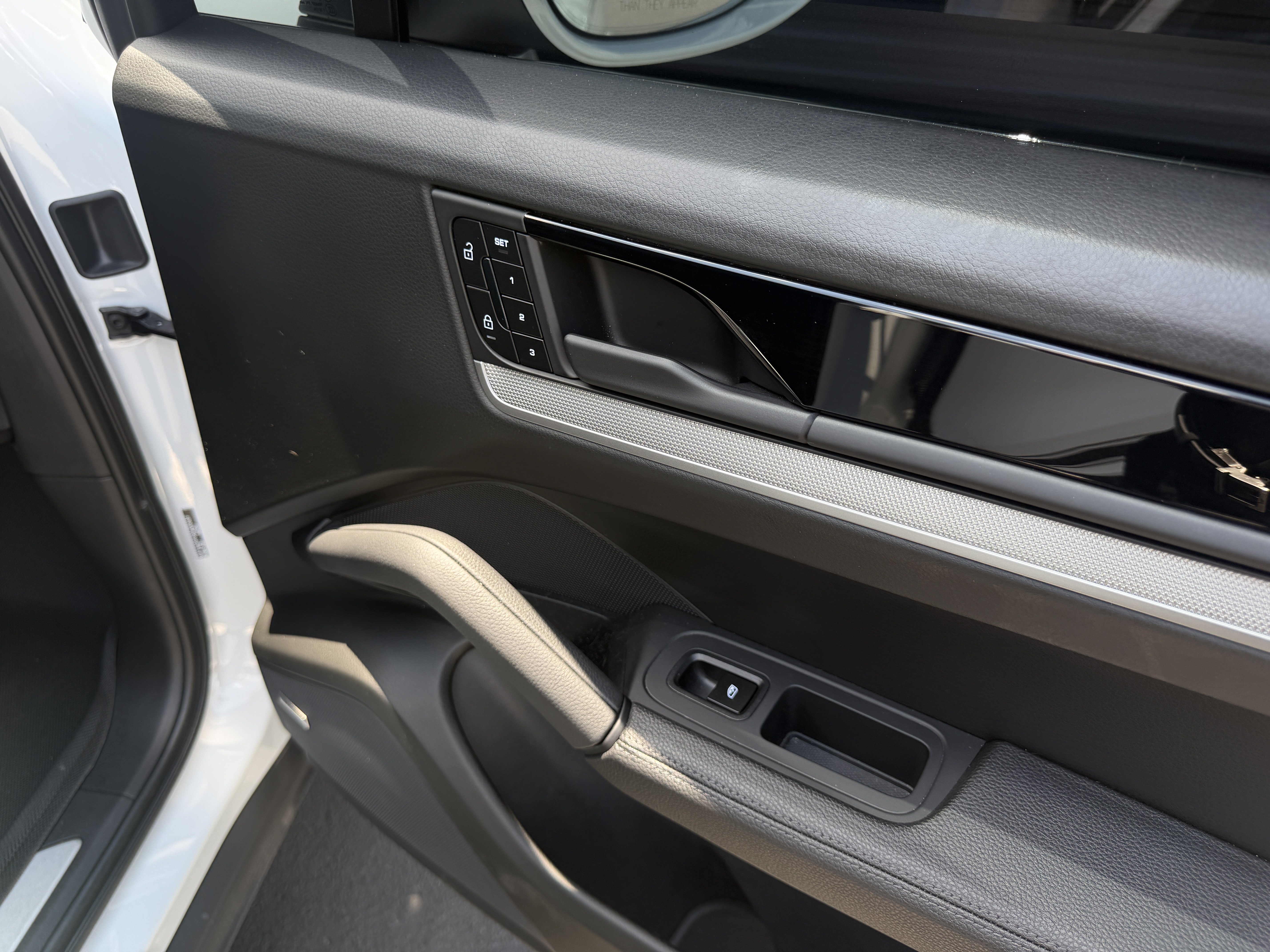 Certified 2024 Porsche Cayenne AWD/4WD image 18