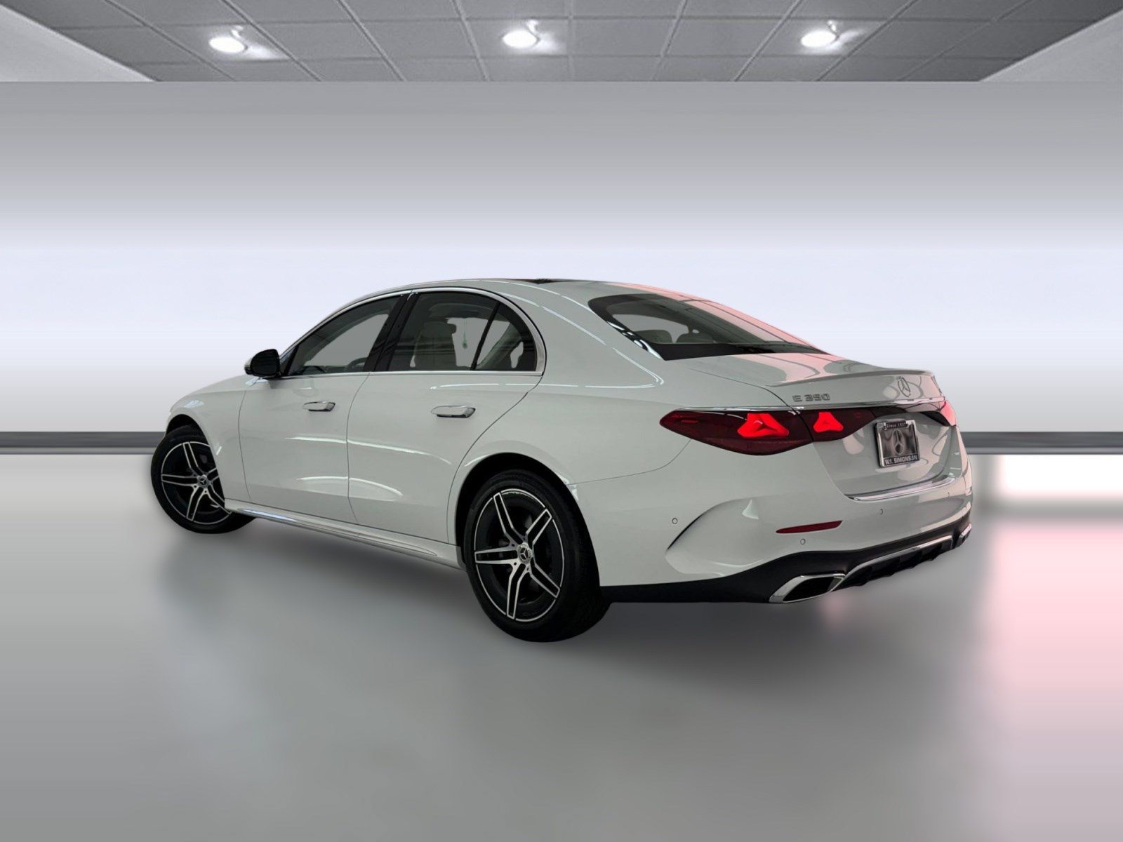 Used 2025 Mercedes-Benz E 350 4MATIC Sedan image 3
