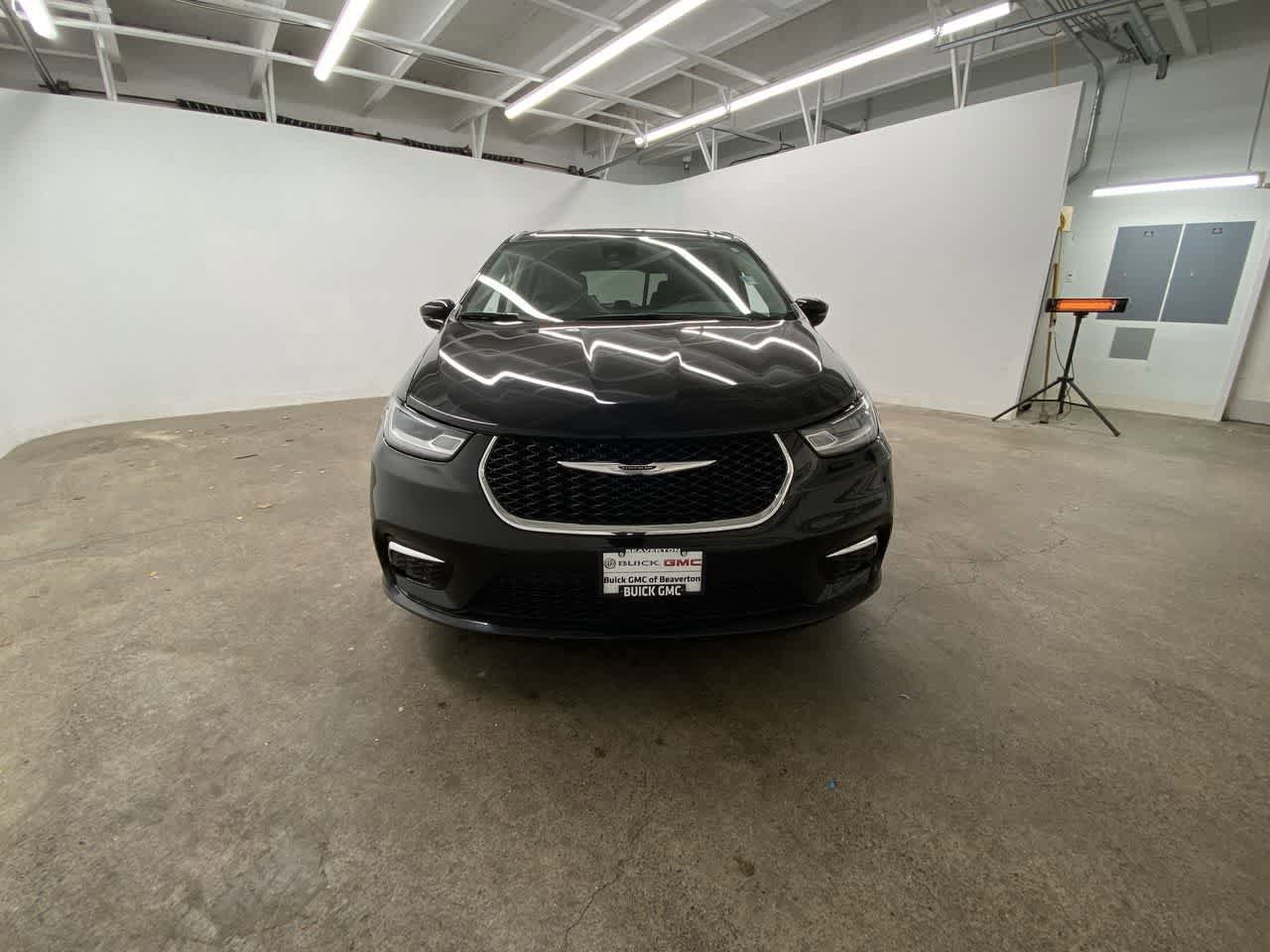 Used 2024 Chrysler Pacifica Touring-L FWD image 9