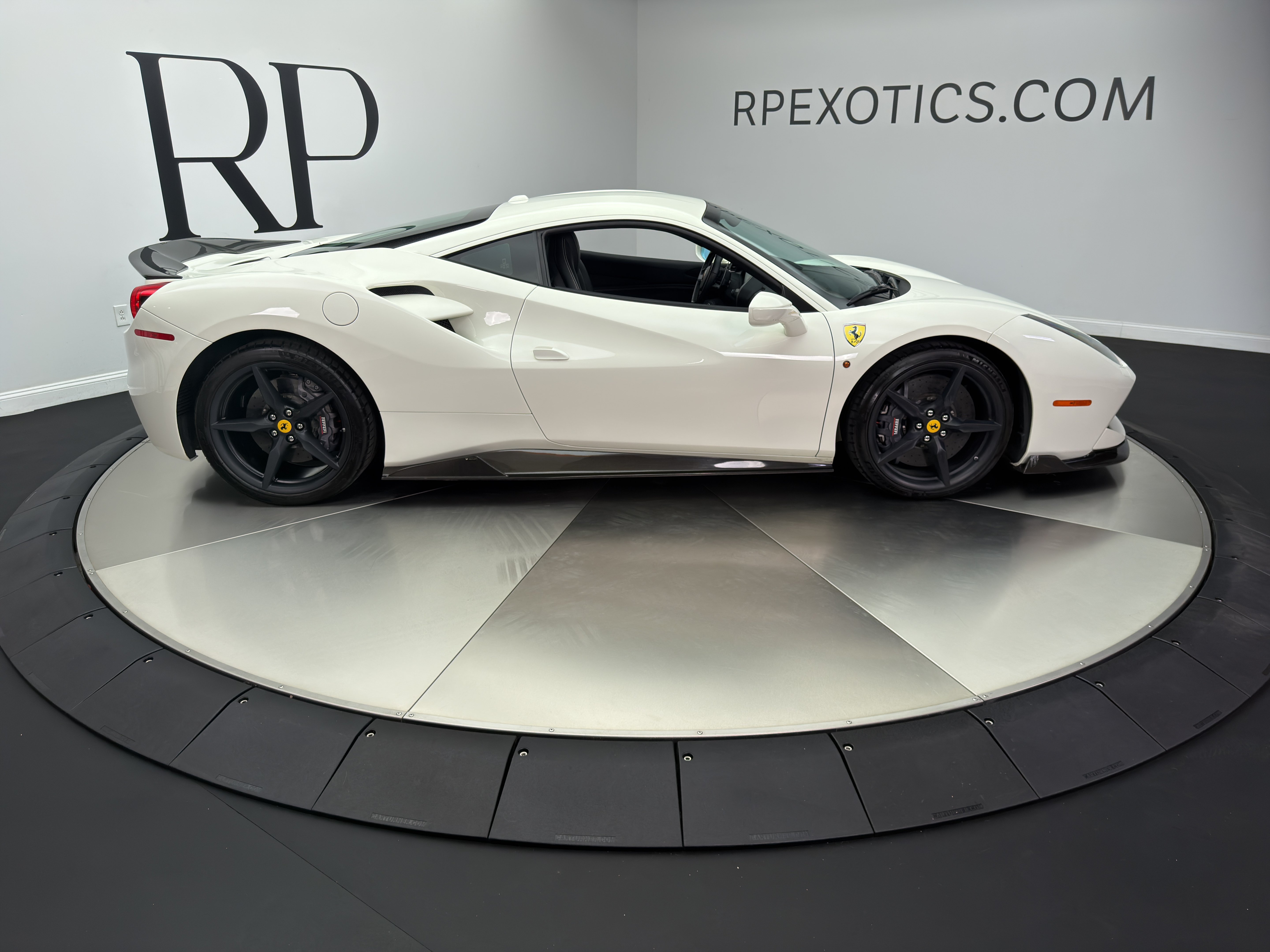 Used 2019 Ferrari 488 GTB RWD image 14