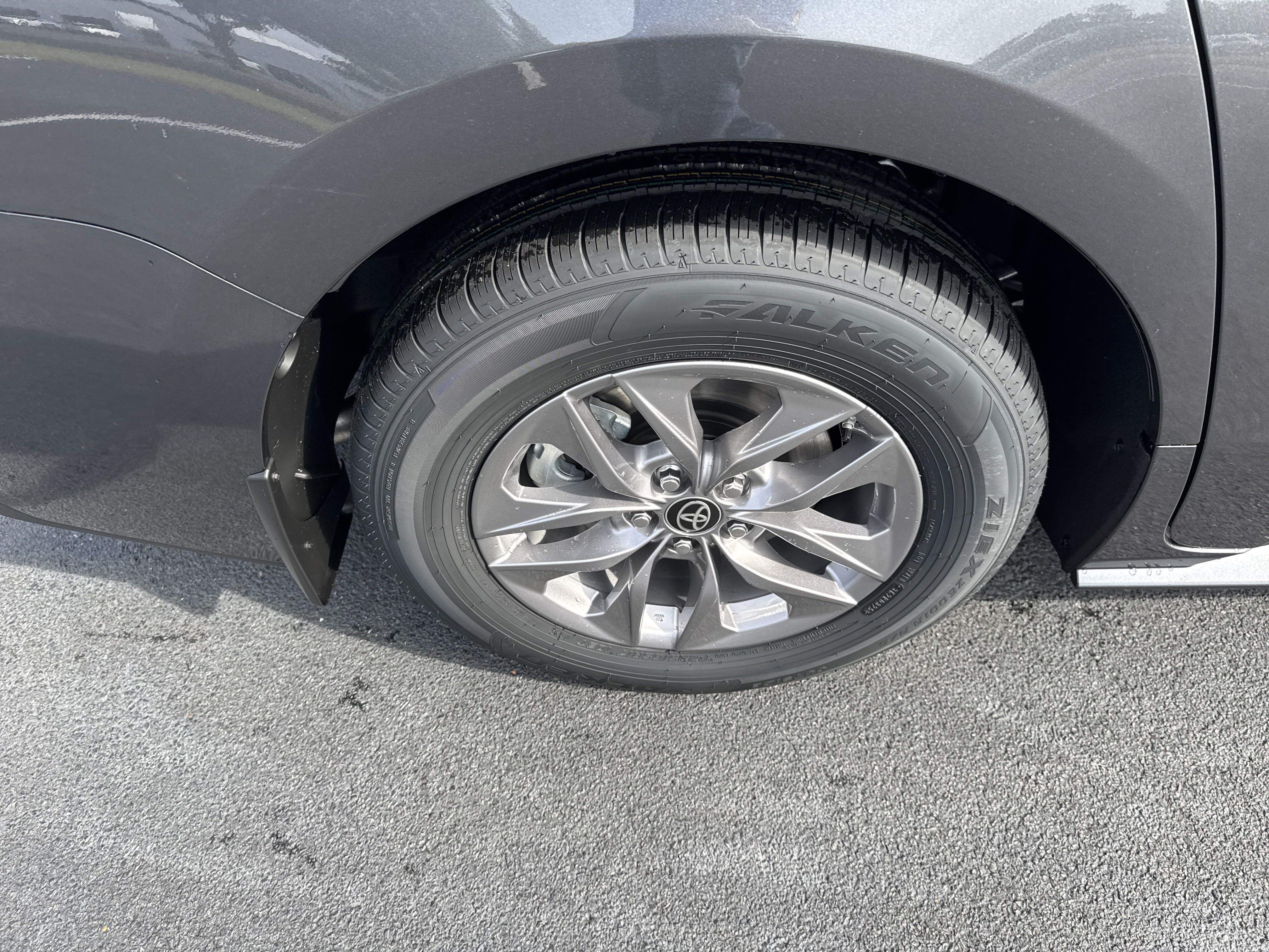 New 2025 Toyota Sienna XLE FWD image 12