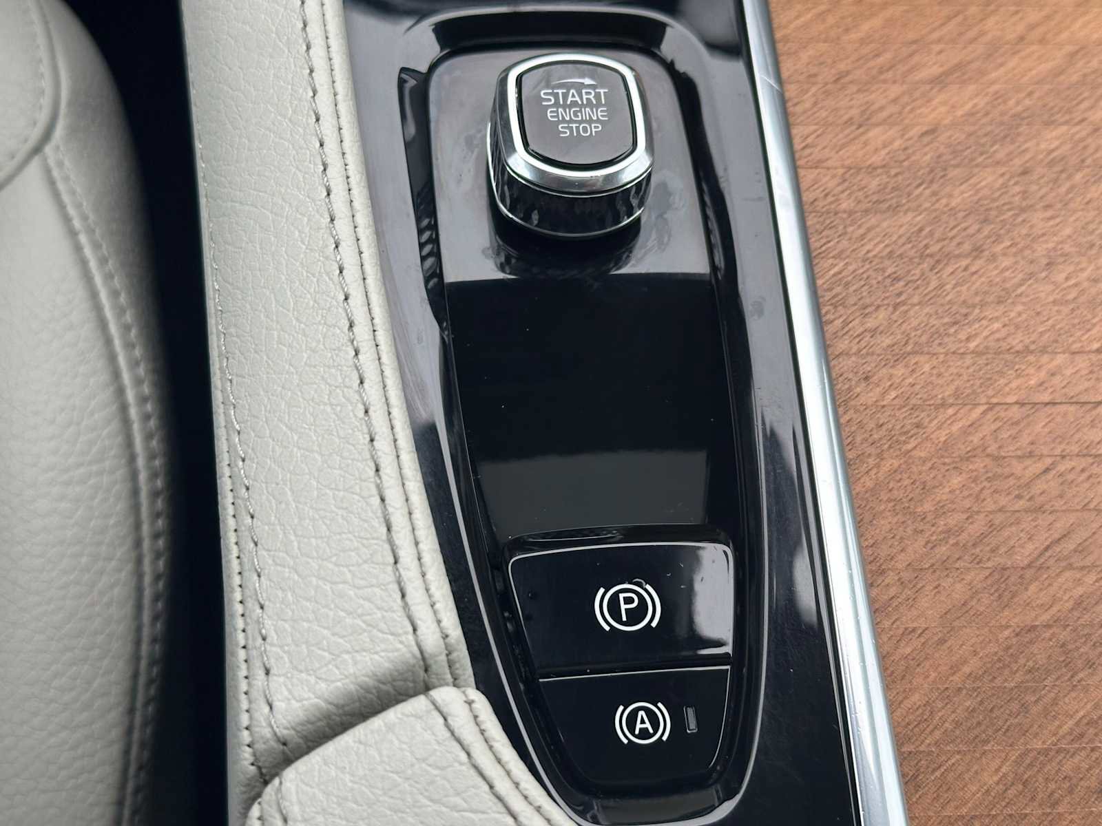 Certified 2022 Volvo XC90 T6 Momentum w/ Advanced Package image 32