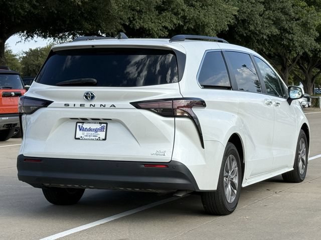 Used 2023 Toyota Sienna XLE FWD image 4