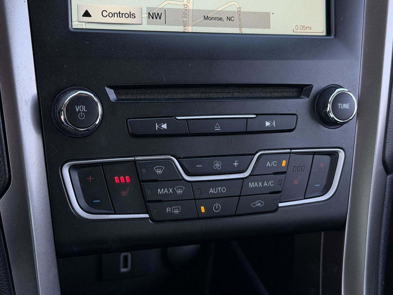 Used 2017 Ford Fusion SE w/ Fusion SE Technology Package image 14