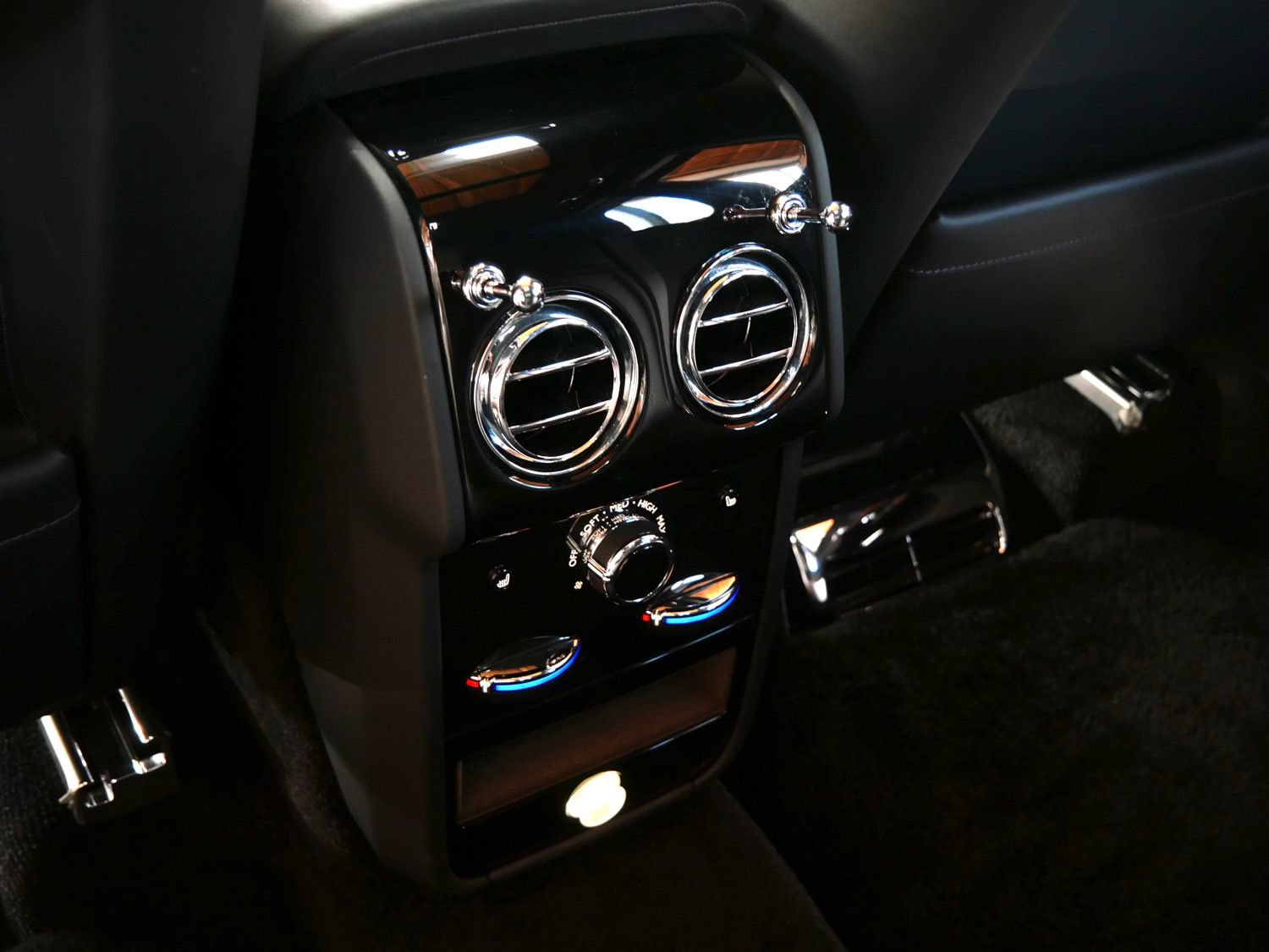 Certified 2022 Rolls-Royce Cullinan AWD/4WD image 27
