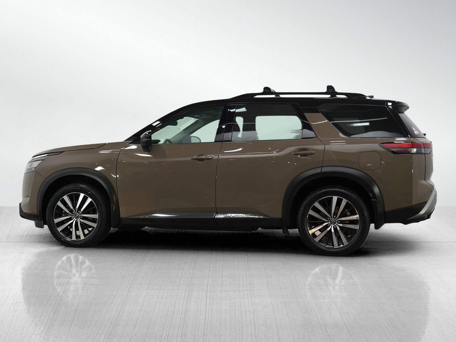 Used 2023 Nissan Pathfinder Platinum w/ Lighting Package (N92) image 2