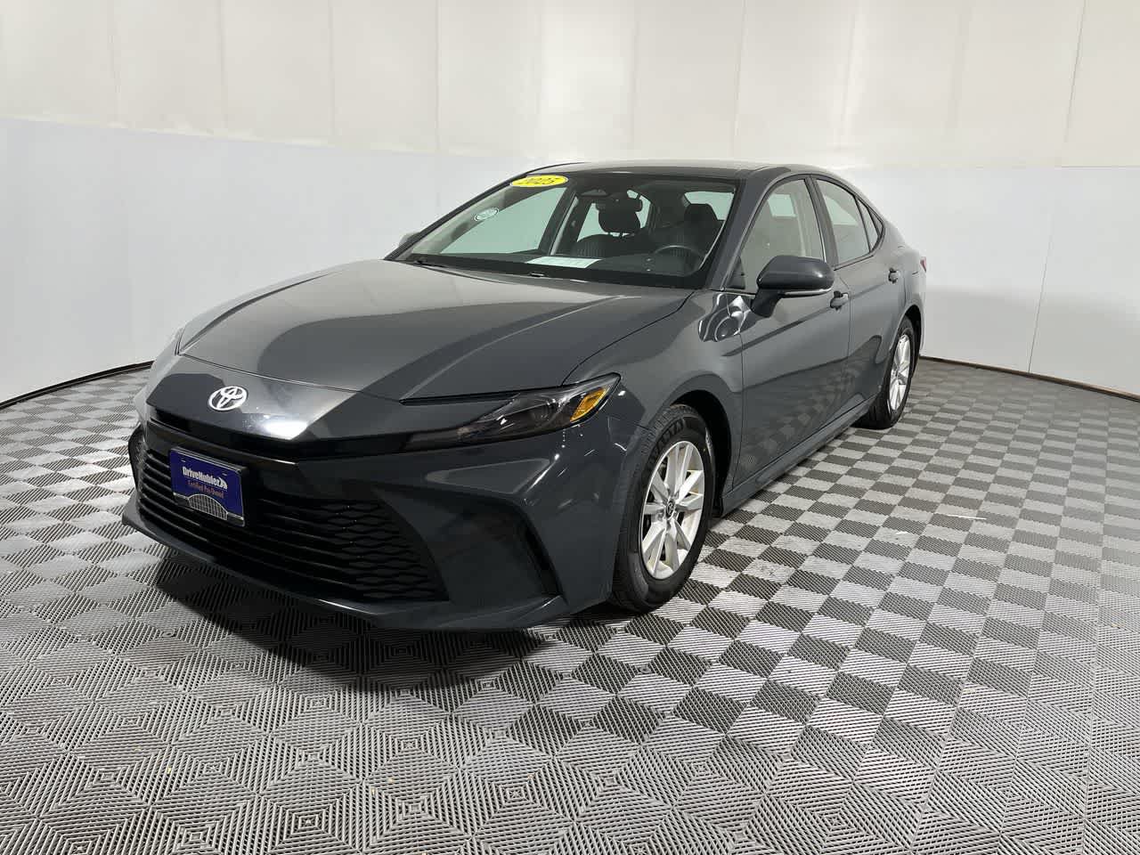 Used 2025 Toyota Camry LE FWD image 4