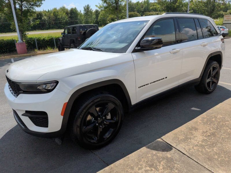 Used 2023 Jeep Grand Cherokee Altitude AWD/4WD image 2