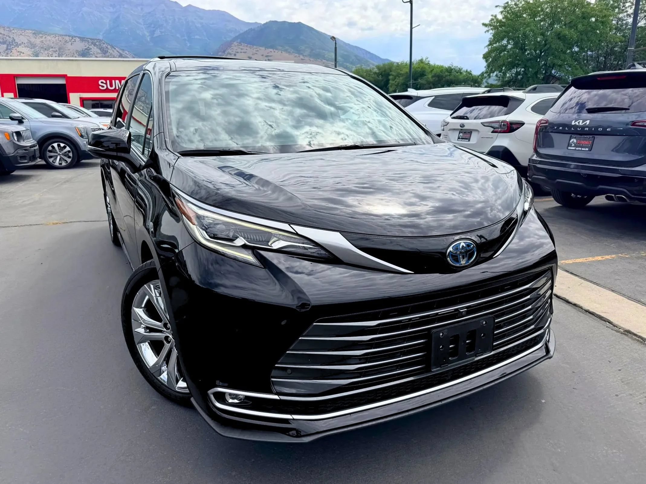 Used 2024 Toyota Sienna Platinum FWD image 2