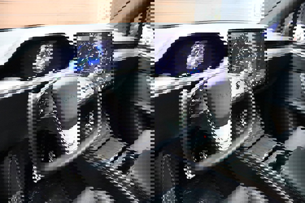 Used 2022 Tesla Model X image 3