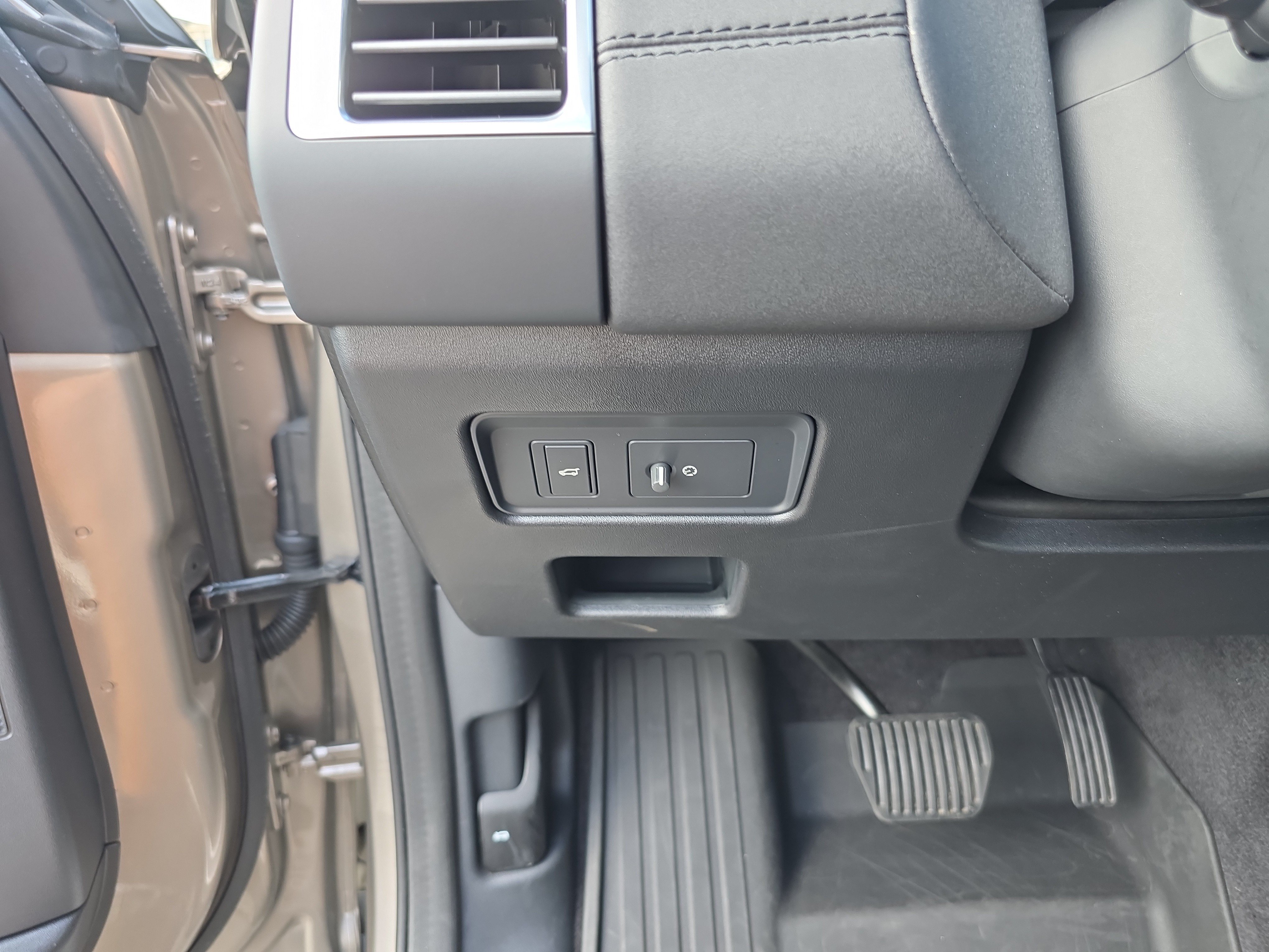 Certified 2025 Land Rover Discovery S AWD/4WD image 36