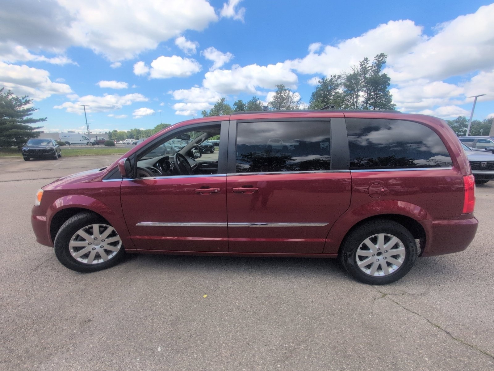 Used 2015 Chrysler Town & Country Touring FWD image 6