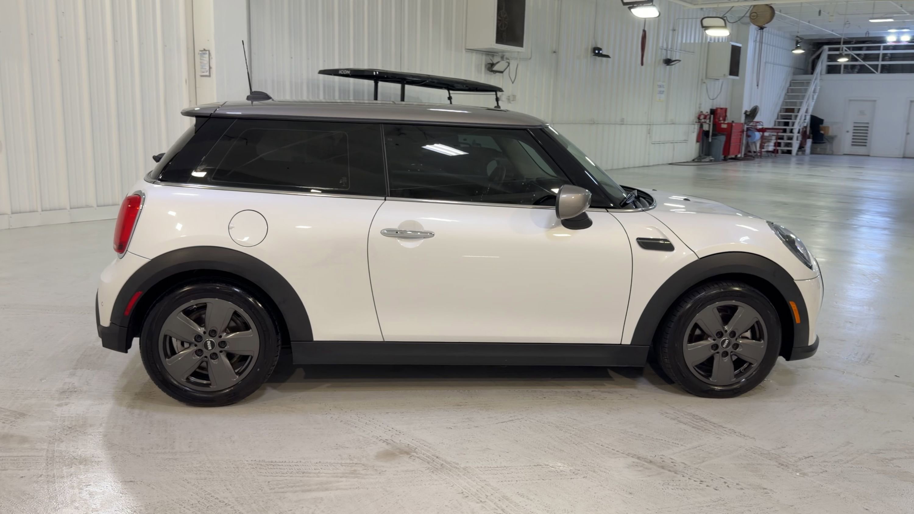 Used 2024 MINI Cooper 2-Door Hardtop w/ Signature Upholstery Package FWD image 2