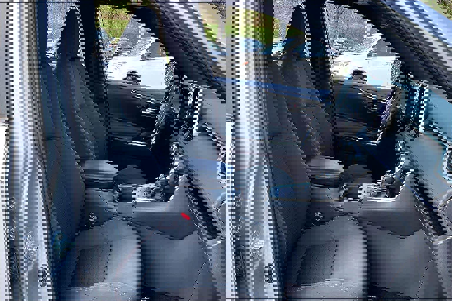 Used 2024 Toyota RAV4 SE w/ Convenience Package image 9