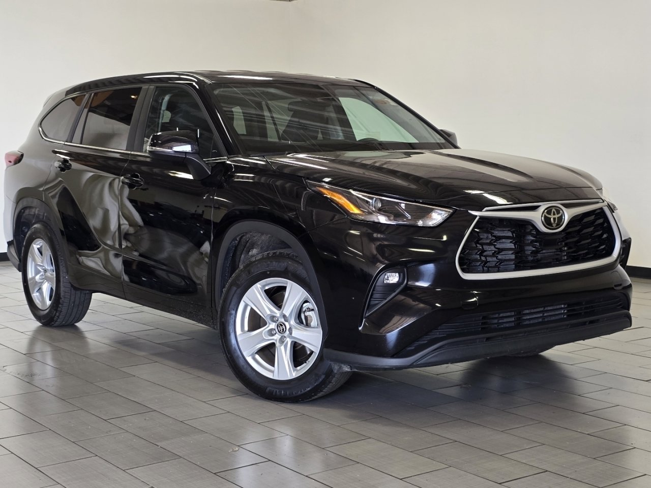 Certified 2025 Toyota Highlander LE FWD image 2