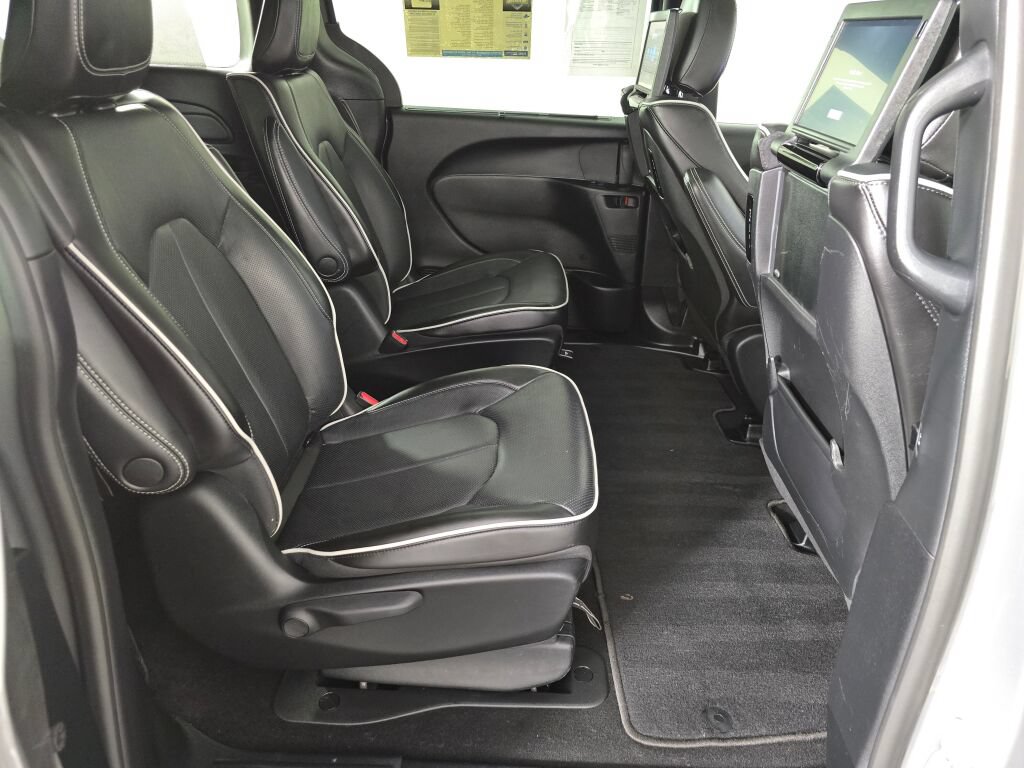 Used 2023 Chrysler Pacifica Limited w/ Uconnect Theater Family Group FWD image 41