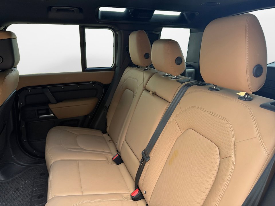 Used 2025 Land Rover Defender 110 X-Dynamic SE AWD/4WD image 12