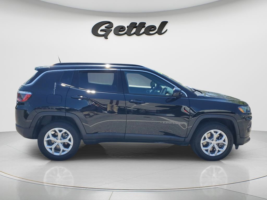 Used 2024 Jeep Compass Latitude image 3
