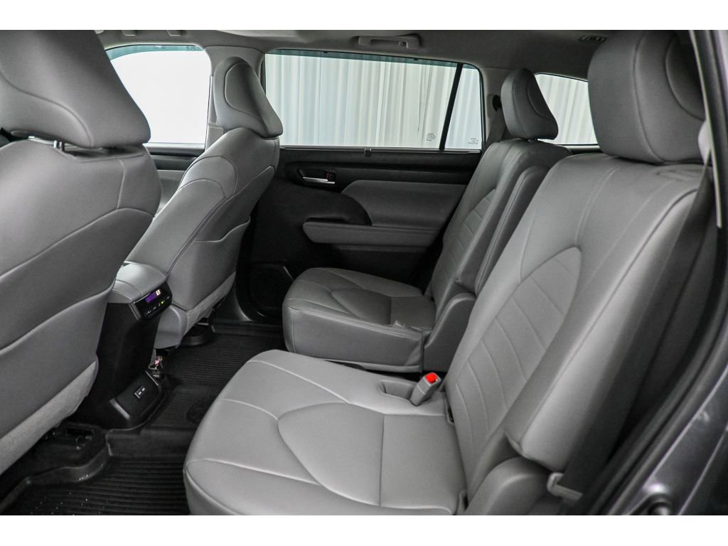 Used 2023 Toyota Highlander XLE image 28