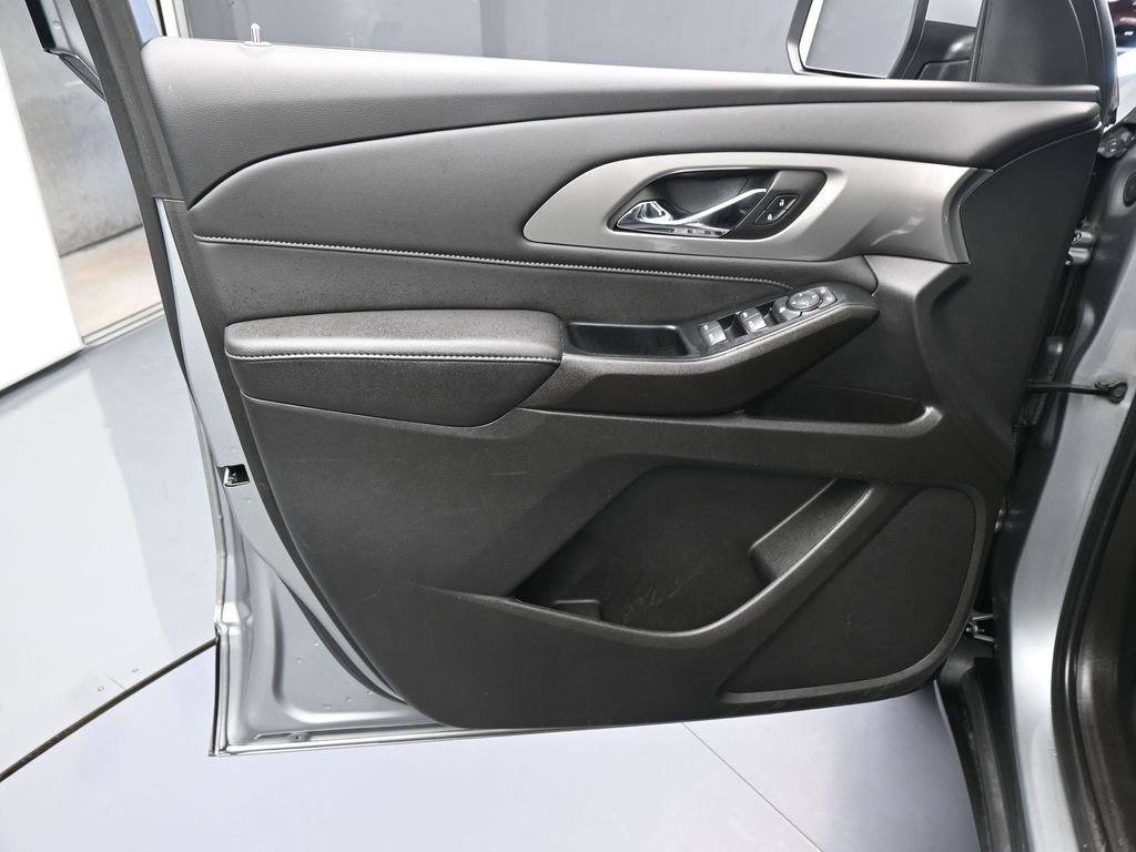 Used 2023 Chevrolet Traverse LT image 13