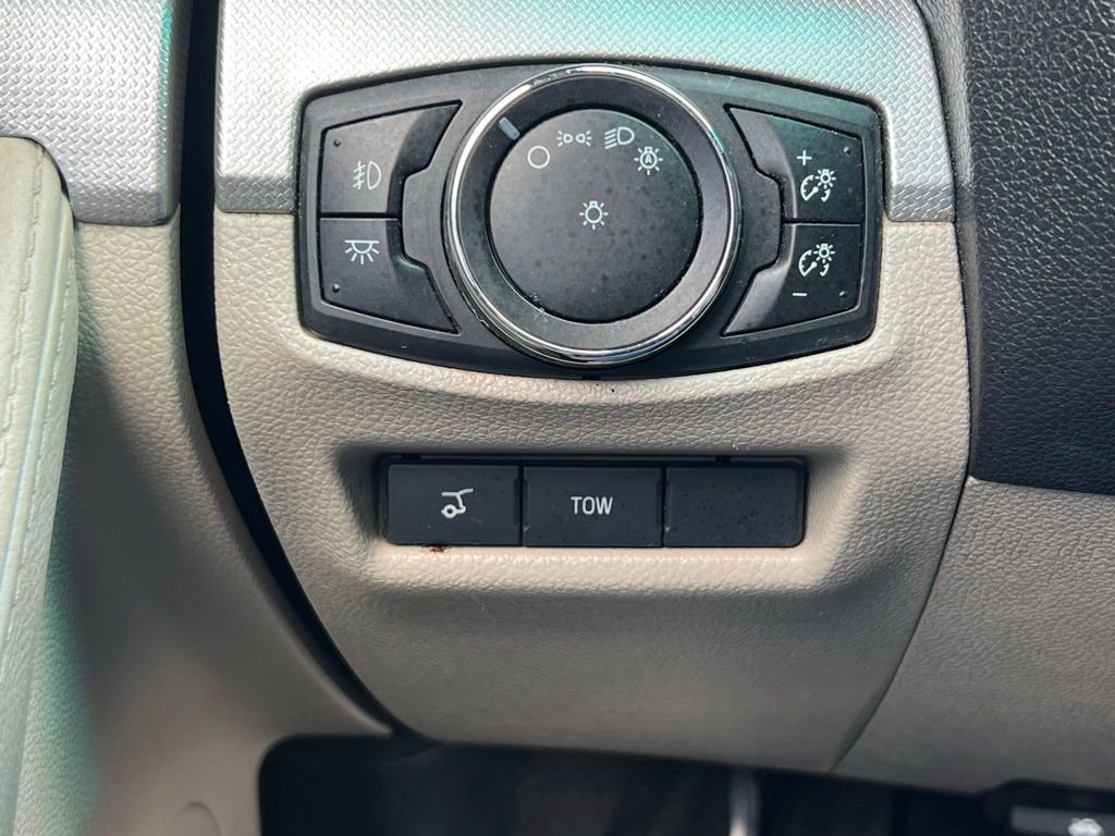 Used 2015 Ford Explorer XLT w/ Equipment Group 202A AWD/4WD image 32