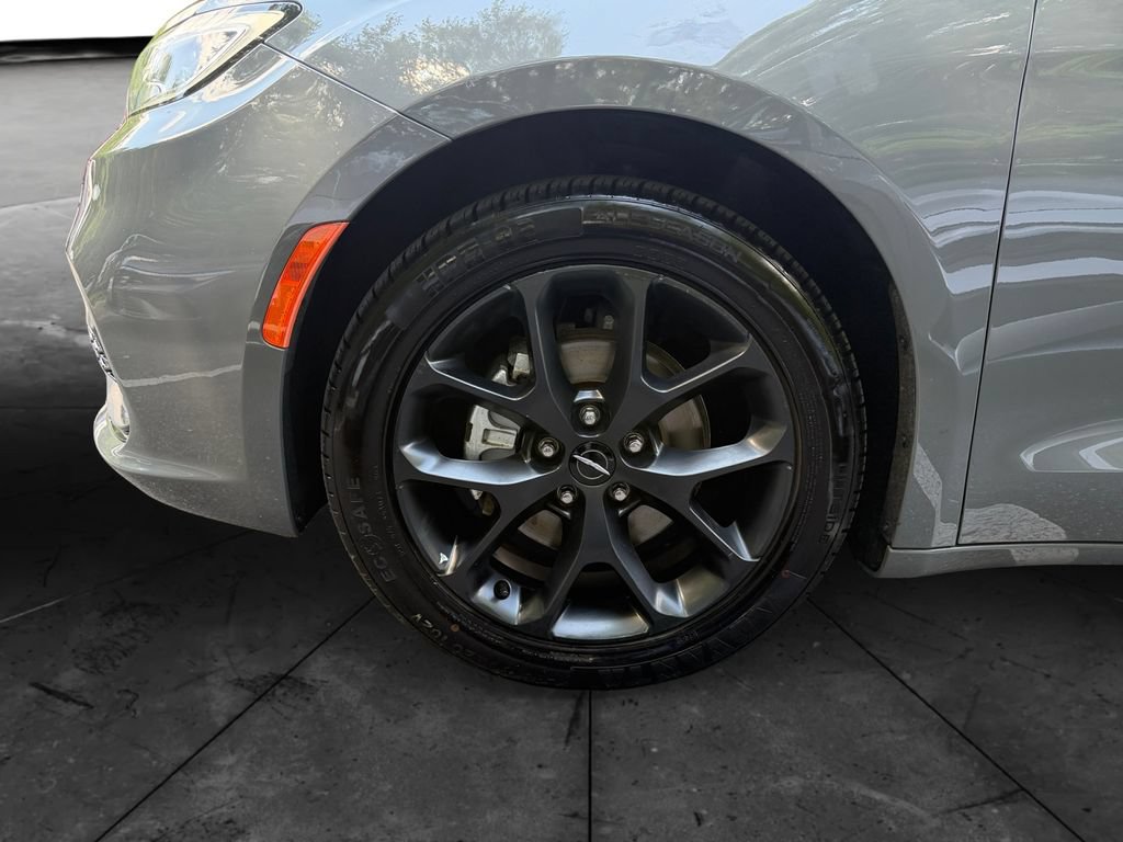 Used 2025 Chrysler Pacifica Limited FWD image 14