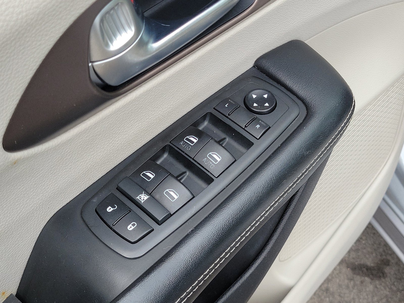 Used 2021 Chrysler Voyager Lxi FWD image 14