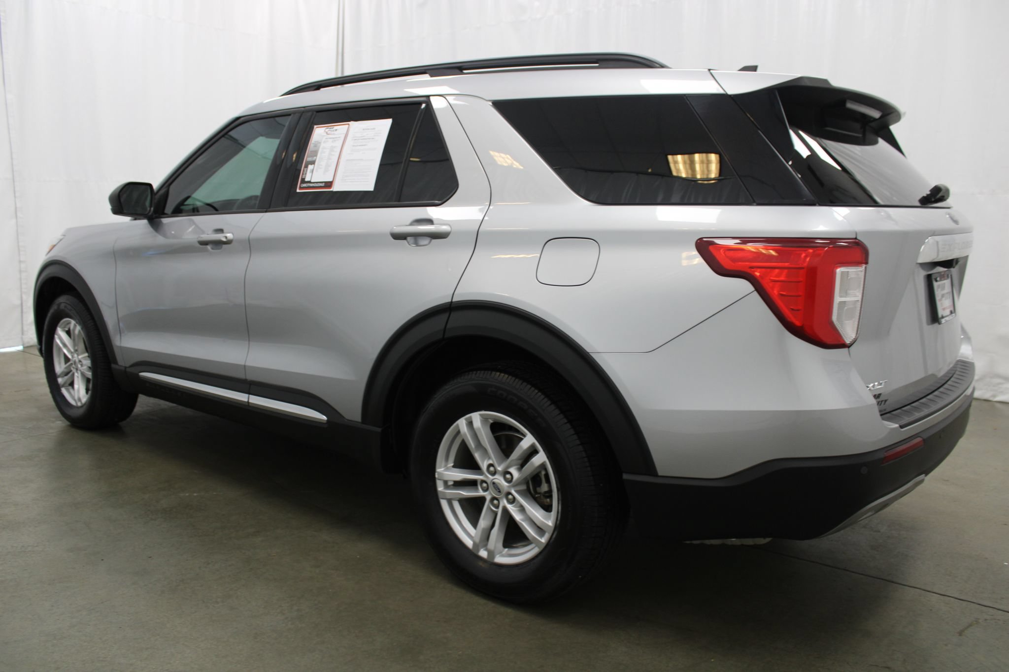 Used 2022 Ford Explorer XLT w/ Equipment Group 202A AWD/4WD image 8