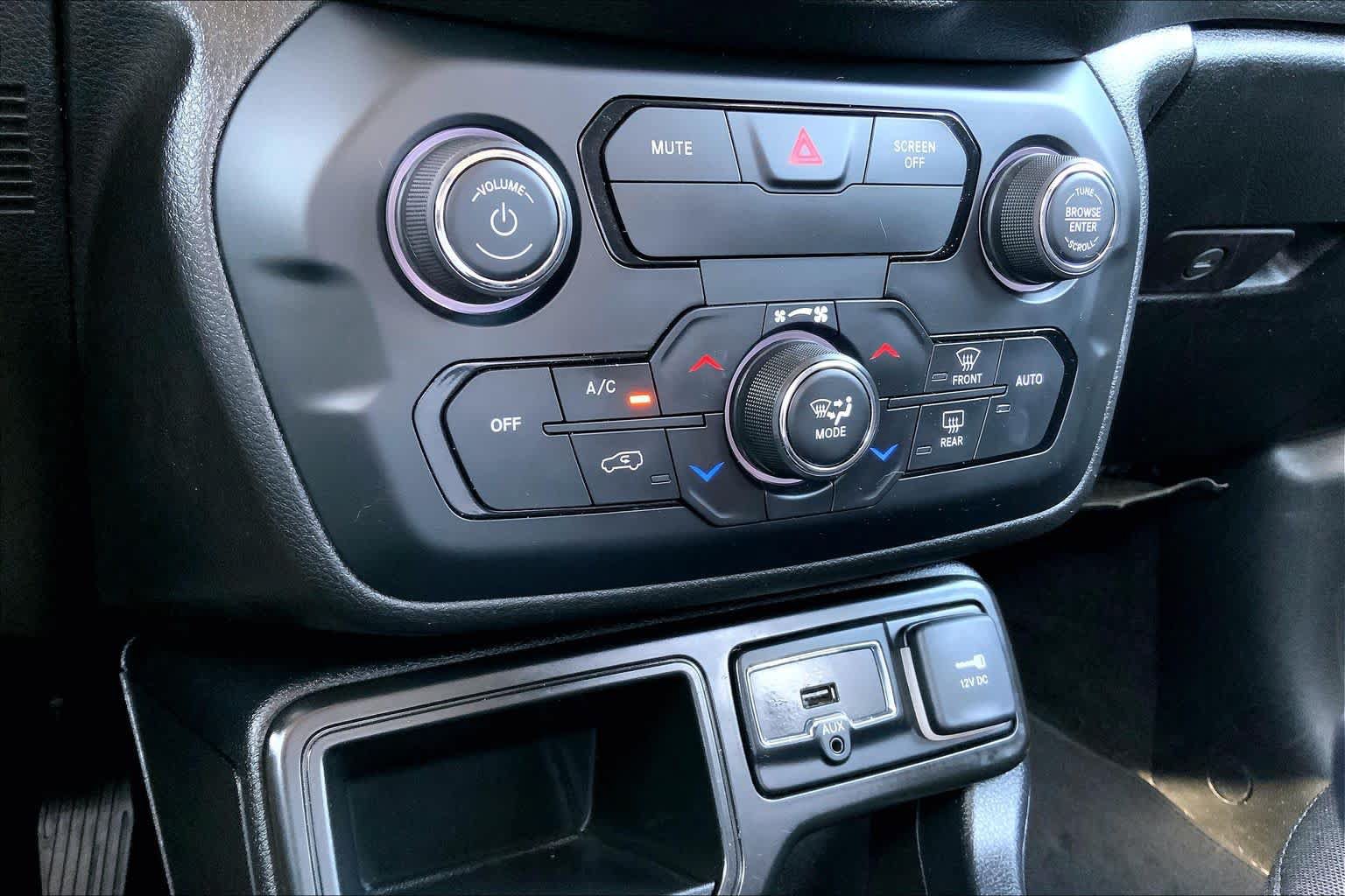 Used 2018 Jeep Renegade Latitude FWD image 34