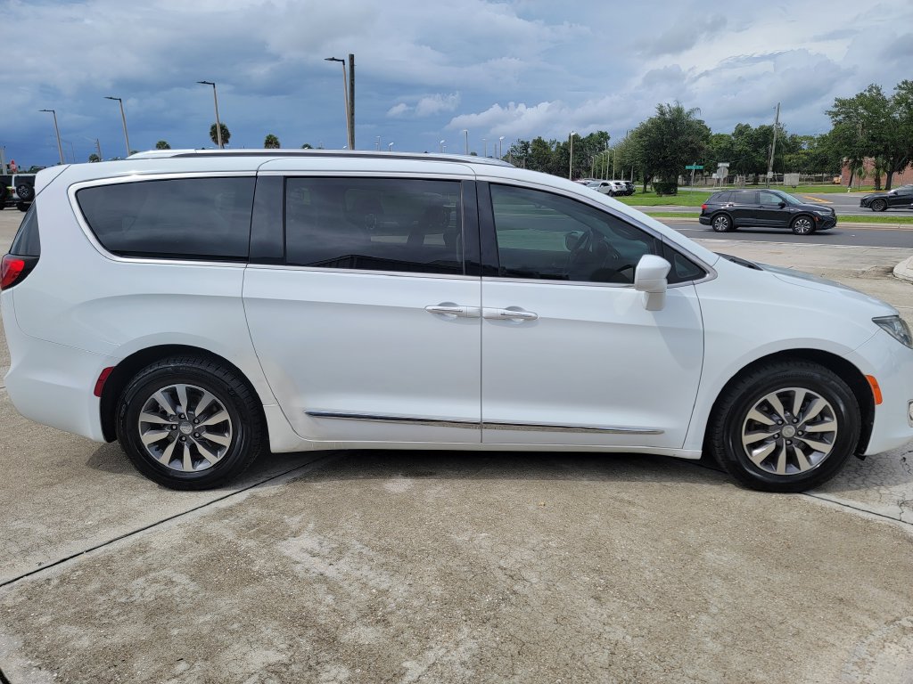 Used 2020 Chrysler Pacifica Touring-L Plus FWD image 6