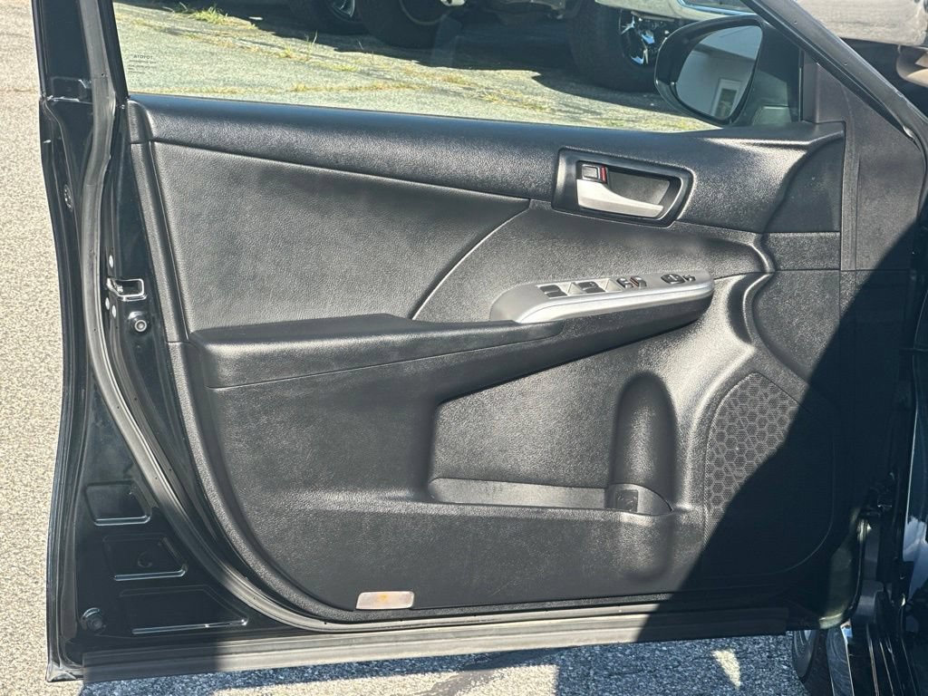 Used 2014 Toyota Camry SE w/ Moonroof Package FWD image 15