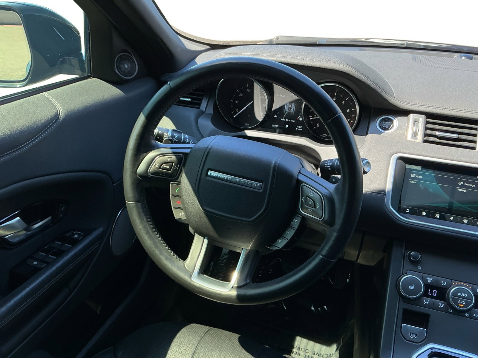Used 2019 Land Rover Range Rover Evoque SE image 10