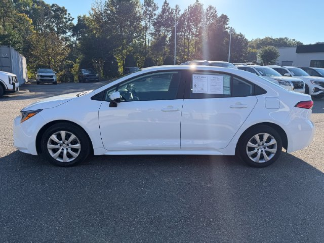 Used 2025 Toyota Corolla LE FWD image 2