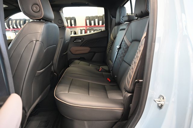 Used 2025 GMC Canyon Denali image 15